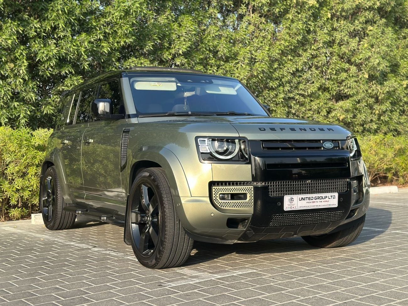 Land Rover Defender  ( Amazing Condition )