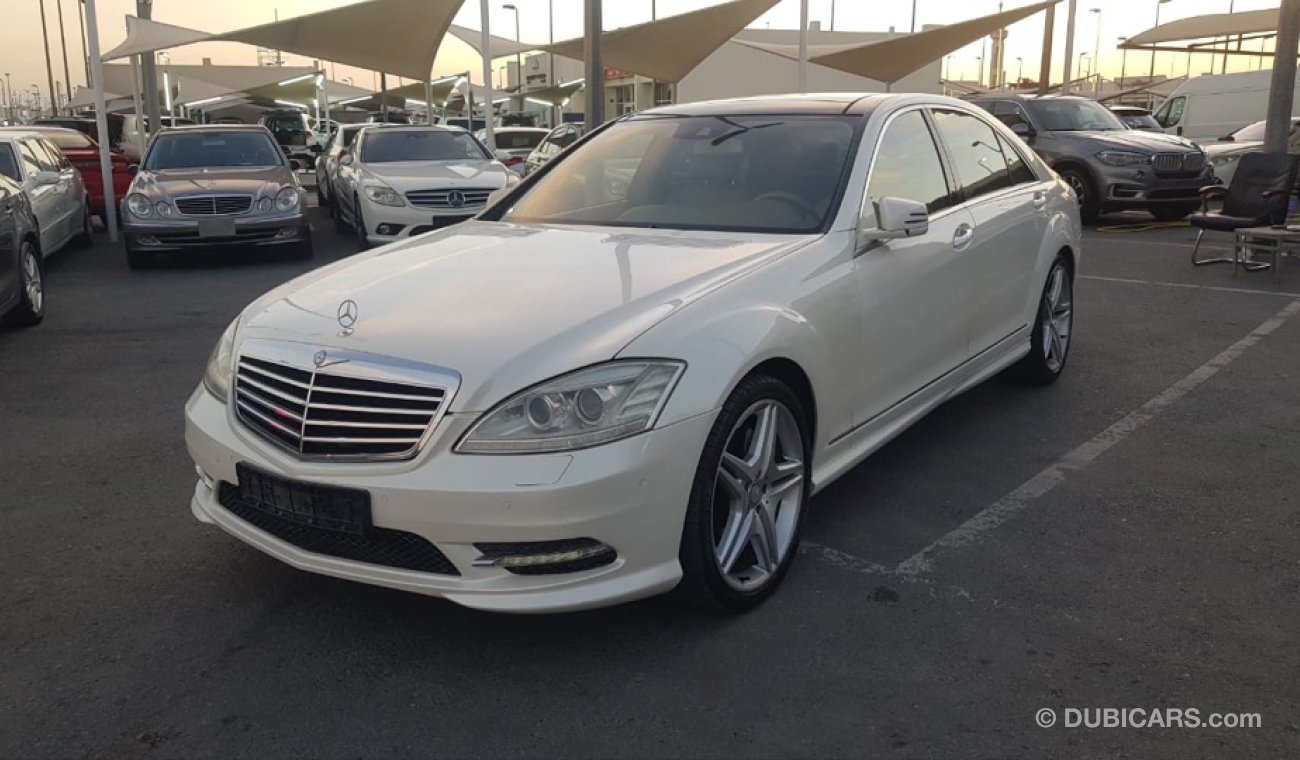 مرسيدس بنز S 350 موديل 2011 حاله ممتازه من الداخل والخارج فل مواصفات كراسي جلد ومثبت سرعه وتكييف خلفي ونظام صوت ممتاز