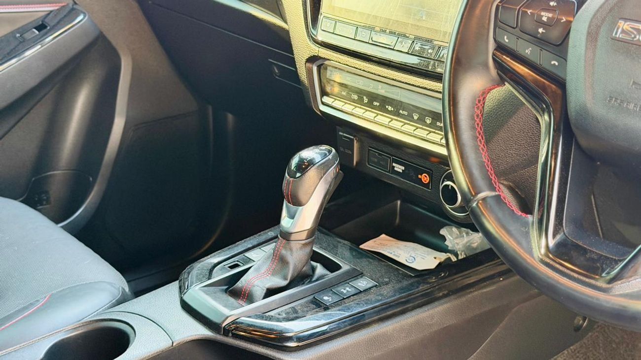 إيسوزو D ماكس X-TERRAIN | HEAVY OFF-ROAD FRONT BUMPER | PUSH START | REAR VIEW CAMERA | AT | 3.0L DIESEL | POWER S