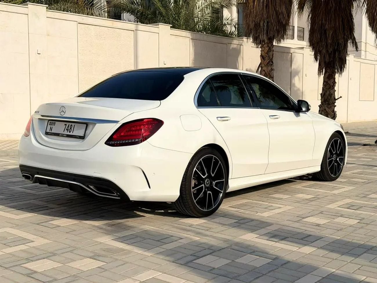 Mercedes Benz C200 MERCEDES C200 - MODEL - GCC SPECS - NO ACCIDENT - FULL SERVICE HISTORY