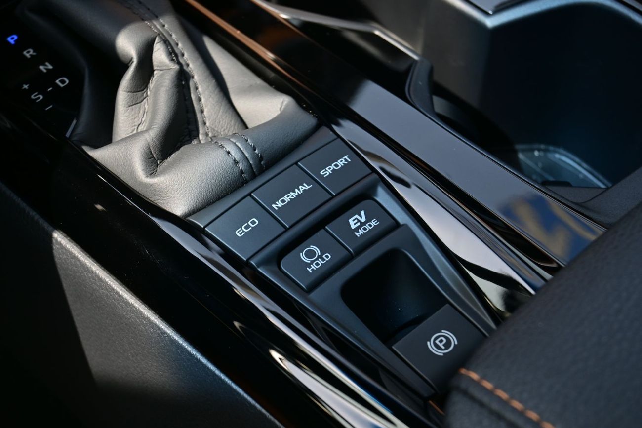 تويوتا كامري Toyota Camry Limited 2.5L Hybrid, Model 2025, Color White