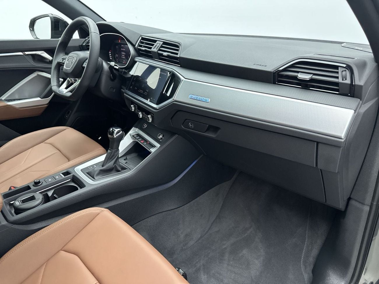 أودي Q3  Q3 Sportback 40 TFSI quat 180hp S line (Ref# 02130)