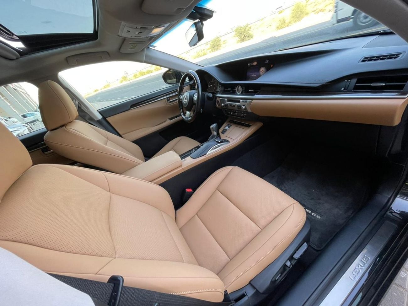 لكزس ES 350 3.5 V6 /PLATINUM / LOW MILEAGE / SCREEN /COOLING AND HEATING SEATS  / IN PERFECT CONDITION