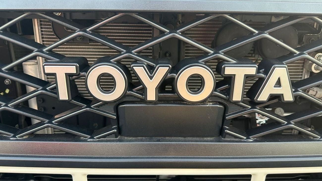 تويوتا لاند كروزر بيك آب AUTO 2.8 DIESEL