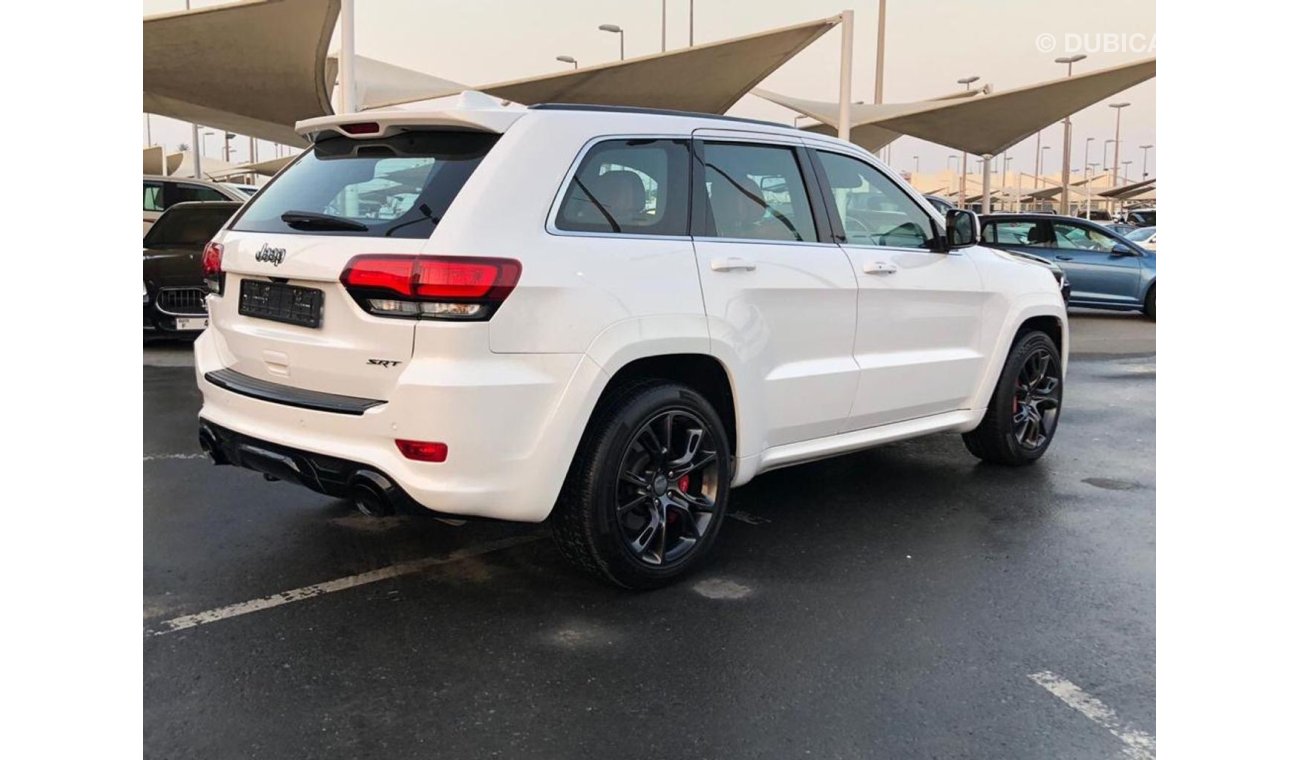 Jeep Grand Cherokee Jeep SRT model 2015 GCC car prefect condition full option low mileage excellent sound system navigat