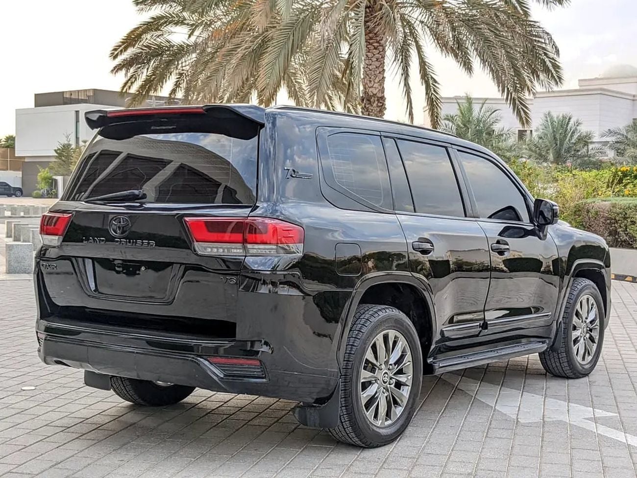 Toyota Land Cruiser GXR FACELIFTED WITH INTERIOR AND EXTERIOR GCC IN EXCELLENT CONDITION