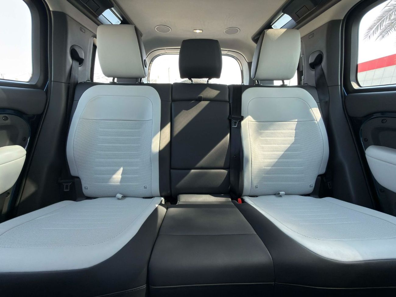 Land Rover Defender GCC SPEC BRAND NEW UNDER WARRANTY AND SERVICE