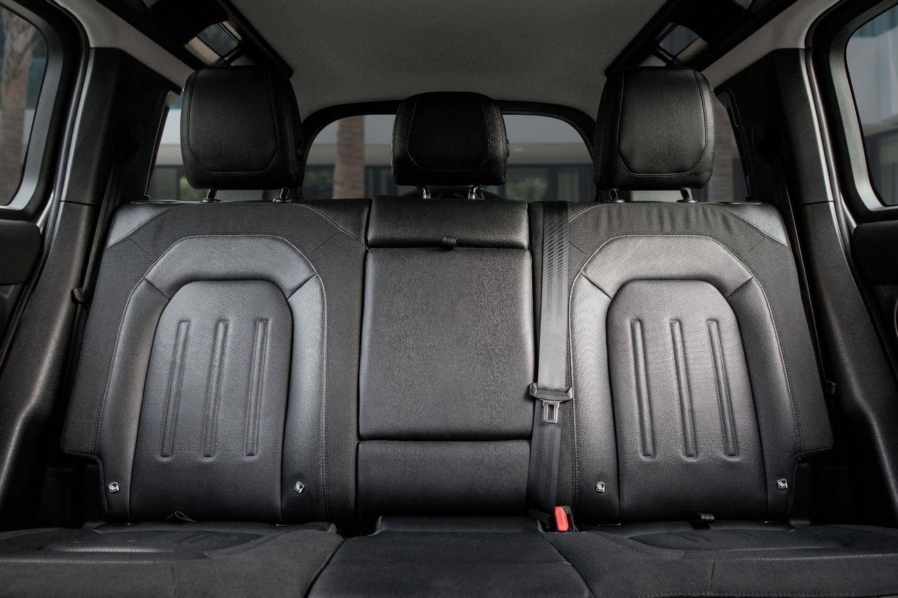 لاند روفر ديفندر Defender P400 SE | 4,642 P.M | 0% Downpayment | Immaculate Condition!