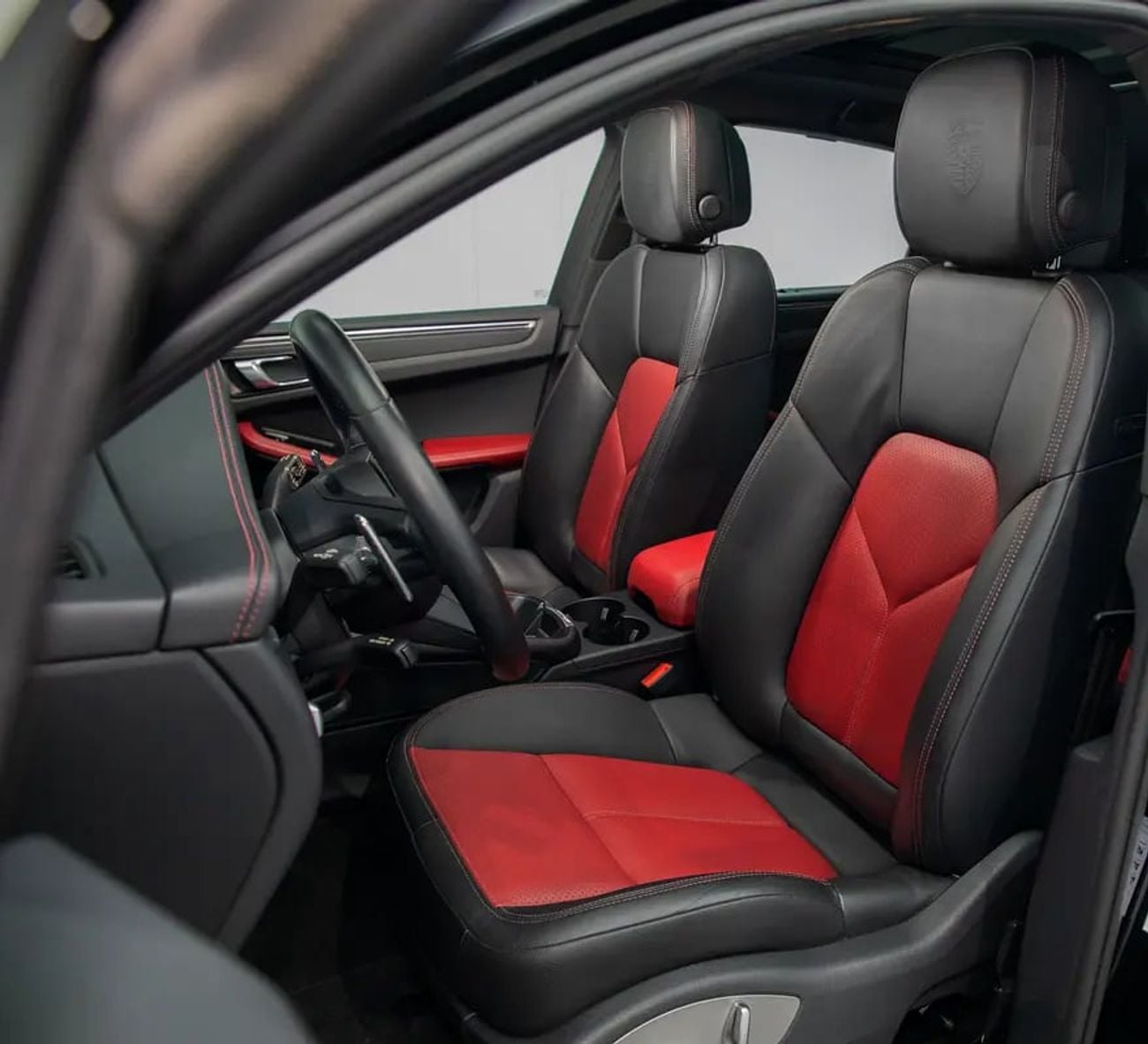 Porsche Macan STANDARD Dealer Service • Sport Chrono • AWD • GCC