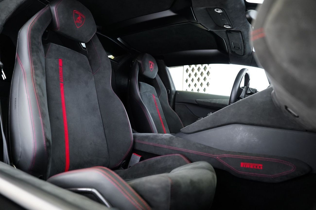 لامبورغيني أفينتادور 6.5L V12 Aventador Roadster Pirelli Edition