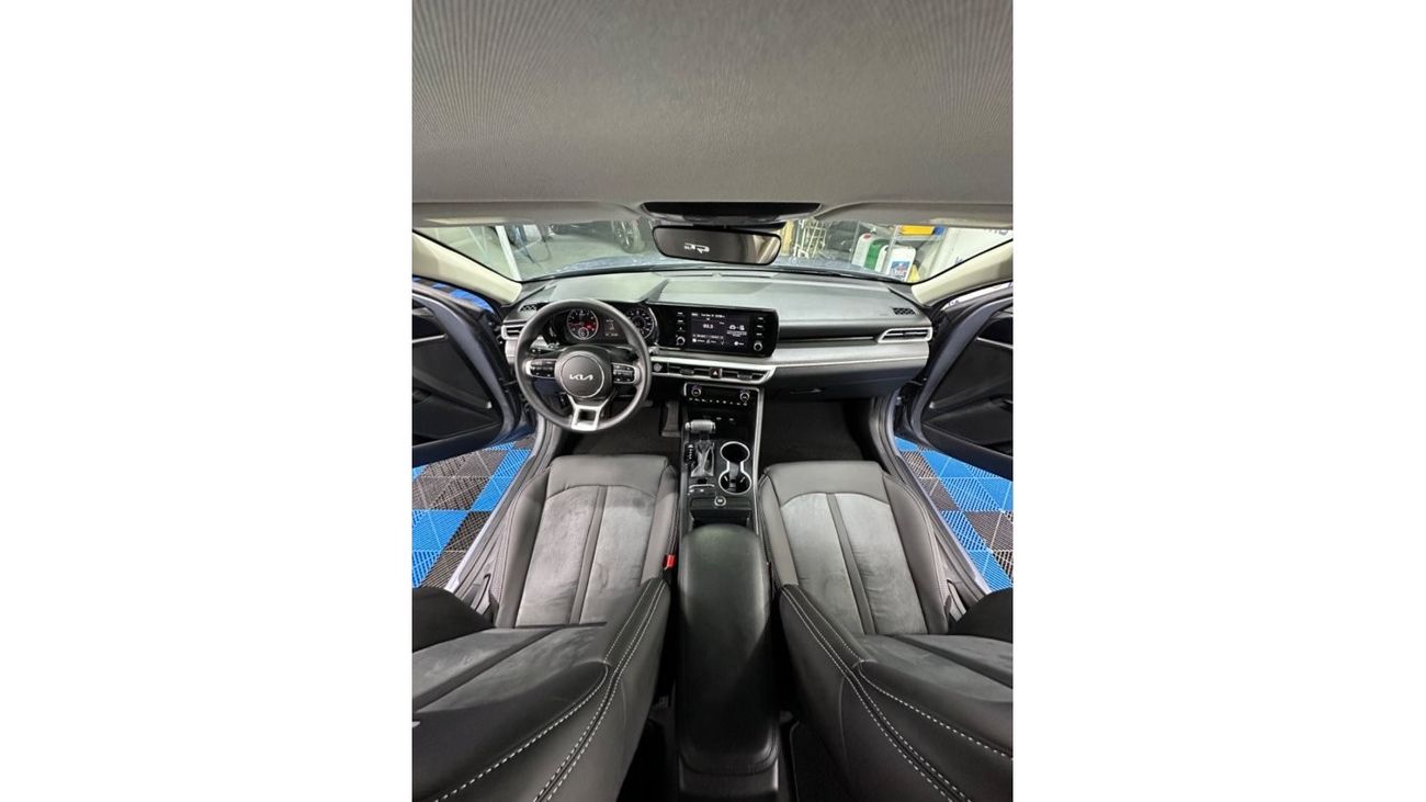 Kia K5 LX Kia K5 2021 1.6 turbo in good condition minimal damage with 100,000 km mileage