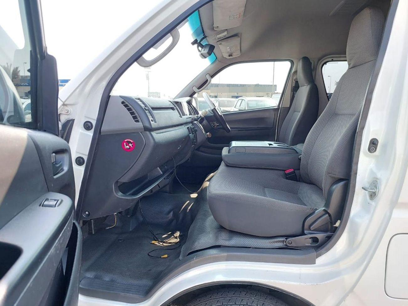 Toyota Hiace TOYOTA HIACE VAN RHD 2014 MODEL 3.0 L DIESEL AUTOMATIC(PM13716)