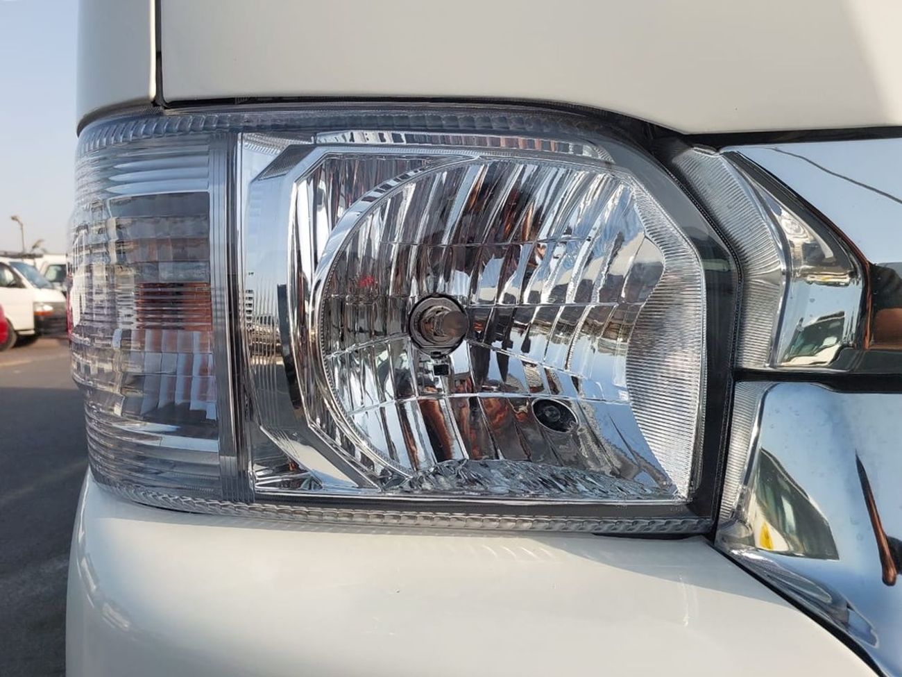 تويوتا هاياس TOYOTA HIACE COMMUTER VAN RHD 2015 MODEL 3.0 L DIESEL AUTOMATIC(PM22809)