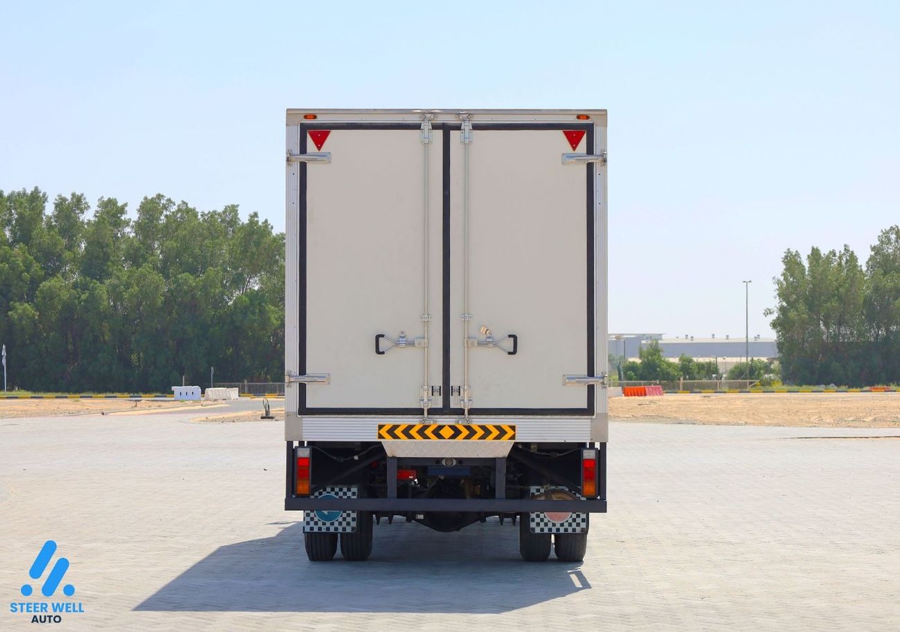 Mitsubishi Fuso Canter Fuso Chiller Dry Box 4.2L RWD Diesel MT - Low Mileage - Ready to Drive - GCC