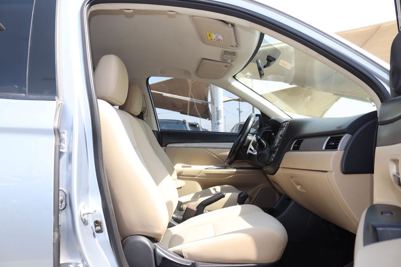 ميتسوبيشي آوتلاندر ميتسوبيشى آوتلاندر 2016-7 مقاعد -  خليجى بحاله ممتازه ممشى 155000 كم بمحرك  2.4L بسعر 30000 درهم