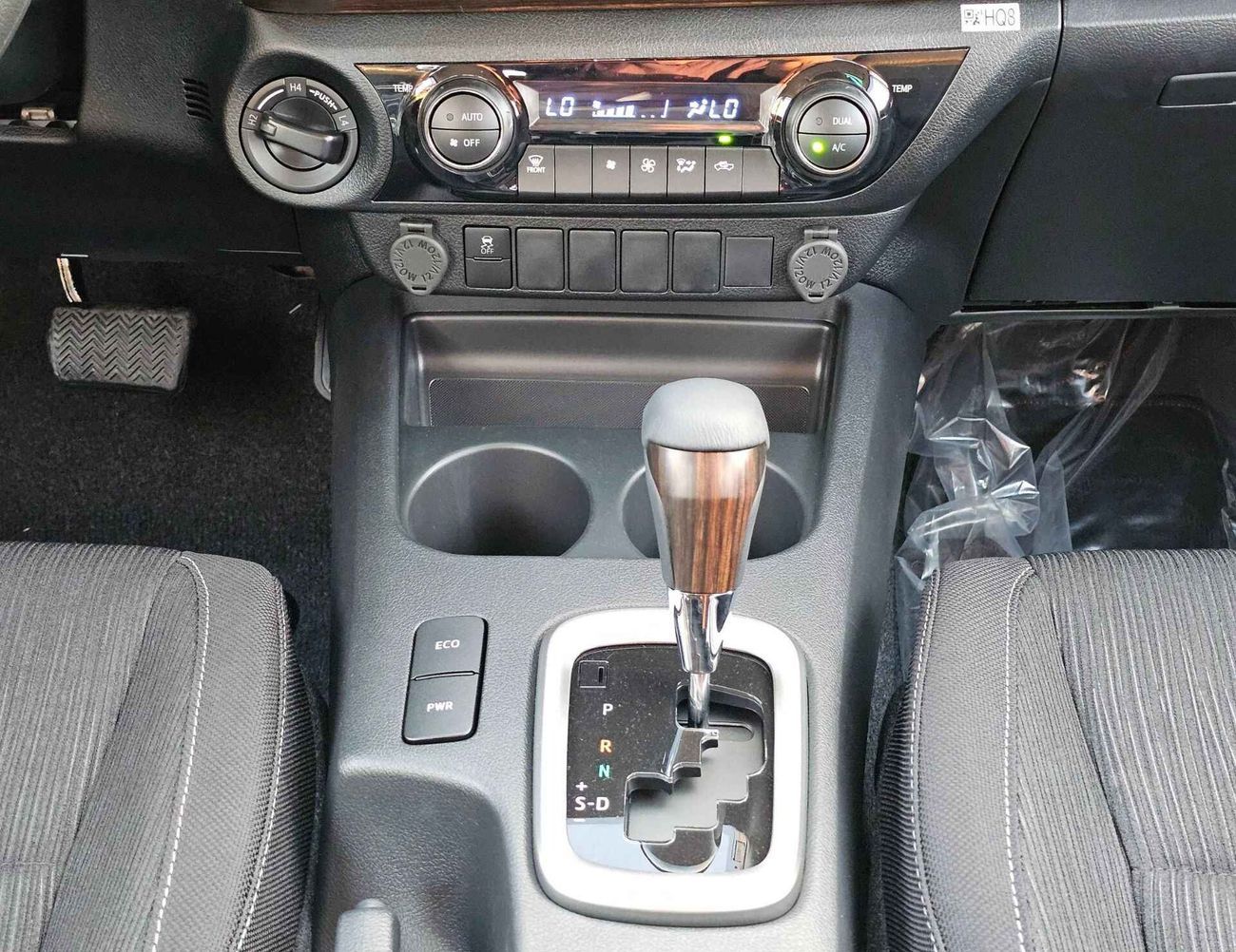 تويوتا هيلوكس SR5 | 2.7L V4 PETROL | A/T | PUSH START | WOODEN PANEL | 4WD (C0DE # 69008)