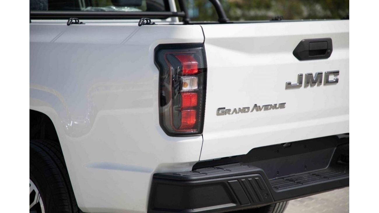JMC Grand Avenue 2024 JMC Grand Avenue 2.3 DV 4X4 - White Pearl Inside Black & White | Export Only