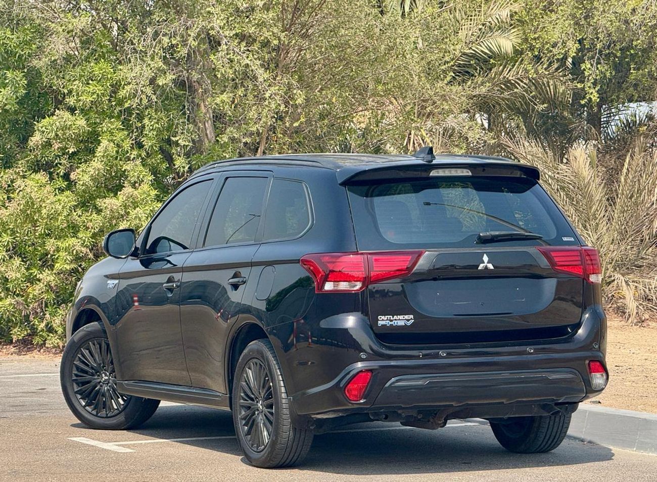 Mitsubishi Outlander GLX Super High 2.4L 980-Monthly l GCC l Hybrid, Sunroof, Leather l Accident Free