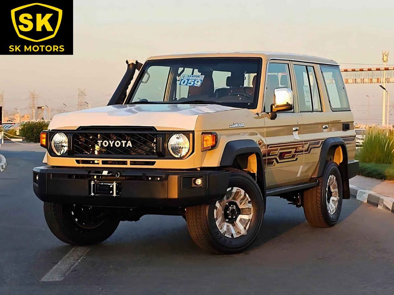 Toyota Land Cruiser 70 /4.0L PETROL A/T / TOP VARIANT / DIFF LOCK / REFRIGETOR / FULL OPTION / CODE#68081