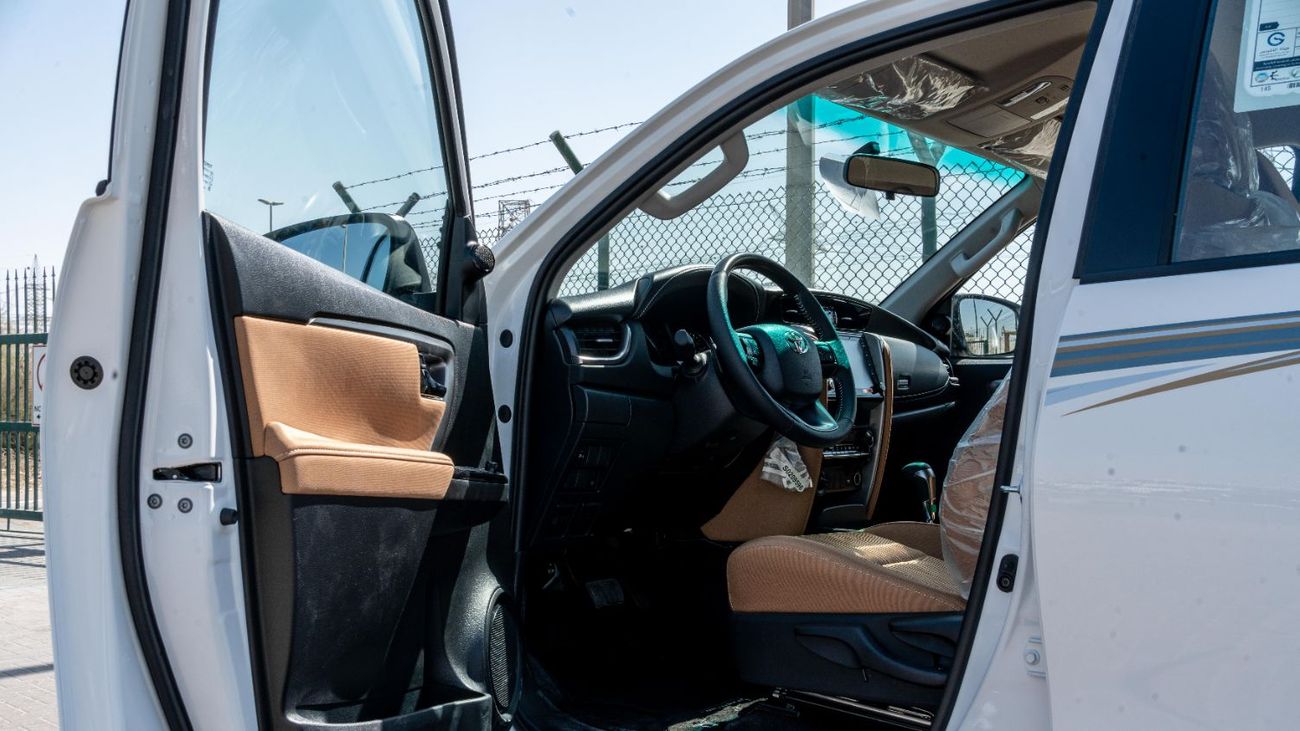تويوتا فورتونر 2025 Toyota Fortuner 4.0L AT Petrol (White-Tan) (Qatar Spec)