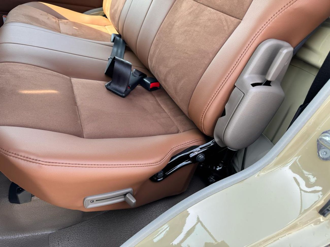 تويوتا لاند كروزر بيك آب DC 2.8L TURBODIESEL AUTOMATIC TRANSMISSION ( FOR RE-EXPORT ONLY )