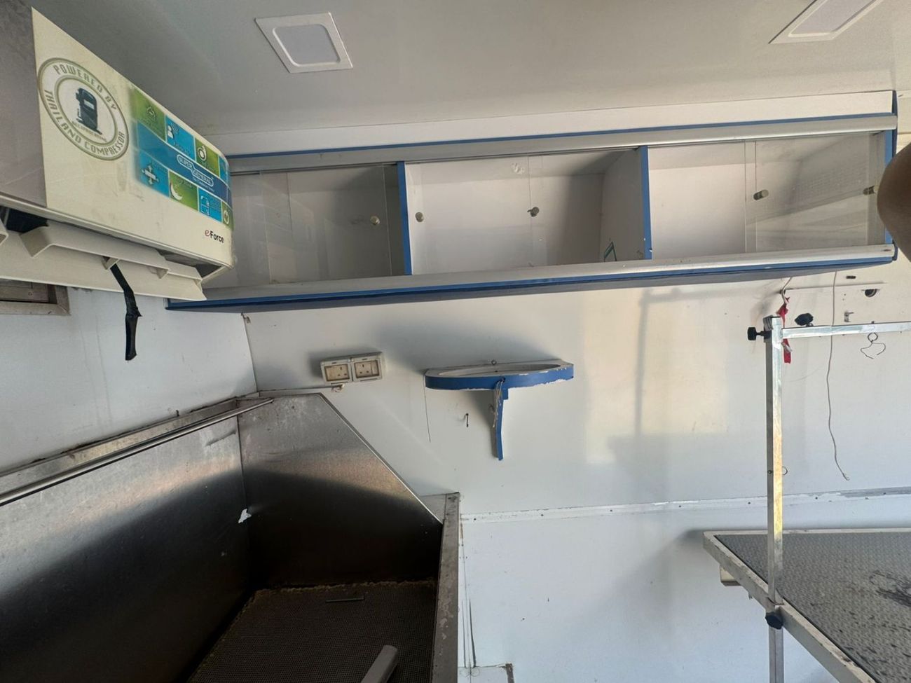 بيجو بوكسر صالون حلاقه حويانات متنقل