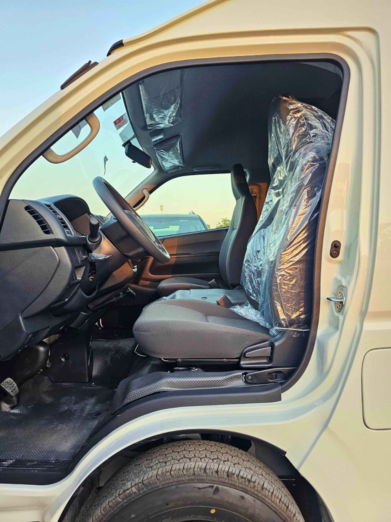 Toyota Hiace HIGHROOF / DX / OLD SHAPE / M/T / 2.5L V4 DIESEL / BLACK BUMPER / 13 STR(FOR AFRICA) (CODE # H25MHF)