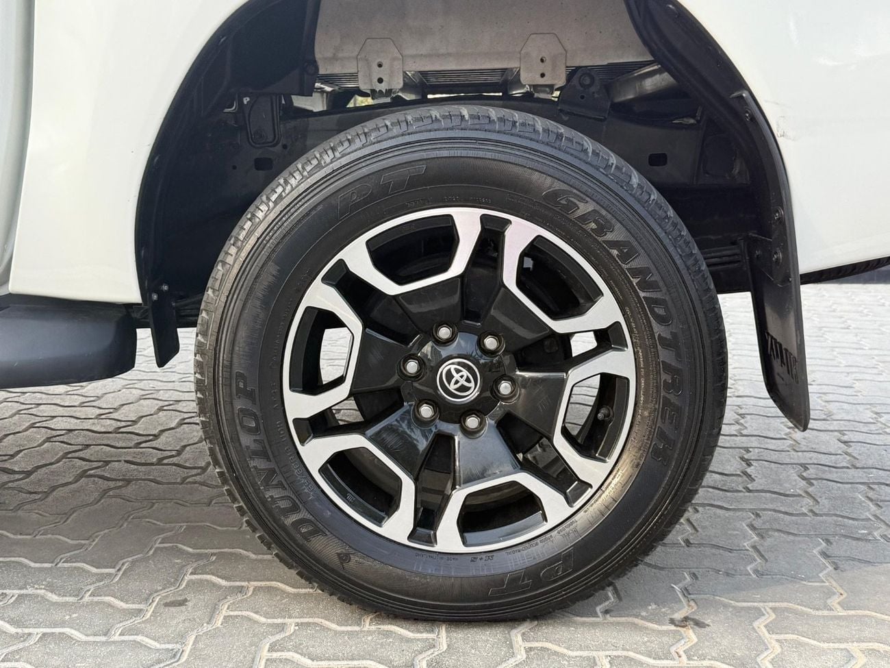 Toyota Hilux SR5 shape