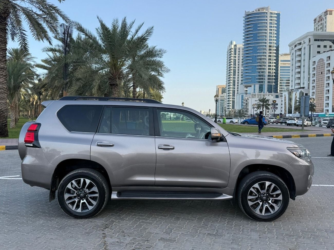 تويوتا برادو VX Full Option Right Hand Drive