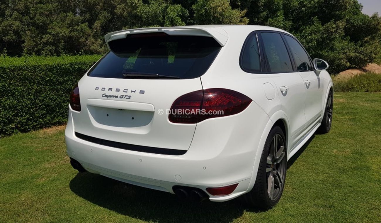 بورش كايان موديل 2014 خليجي فل مواصفات كراسي جلد وبانوراما ومثبت سرعه وتكييف خلفي وتحكم كهربي كامل ونظام صوت م