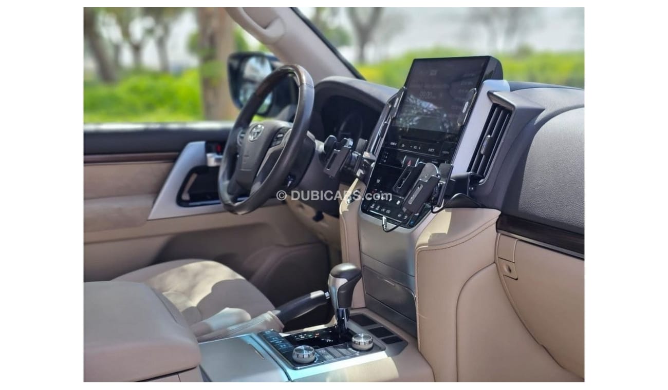 Toyota Land Cruiser TOYOTA LAND CRUISER VXR 5.7 2021 GCC WITH FOX LIFT KIT, UPGRADE EXHAUST SYSTEM ETC IN MINT CONDITION