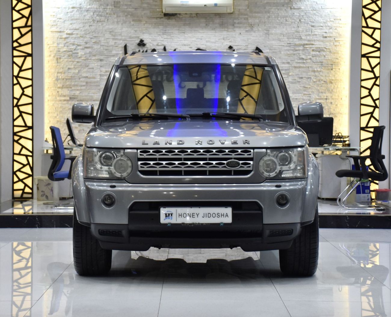 Land Rover Discovery EXCELLENT DEAL for our Land Rover LR4 HSE V8 ( 2013 Model ) in Grey Color GCC Specs