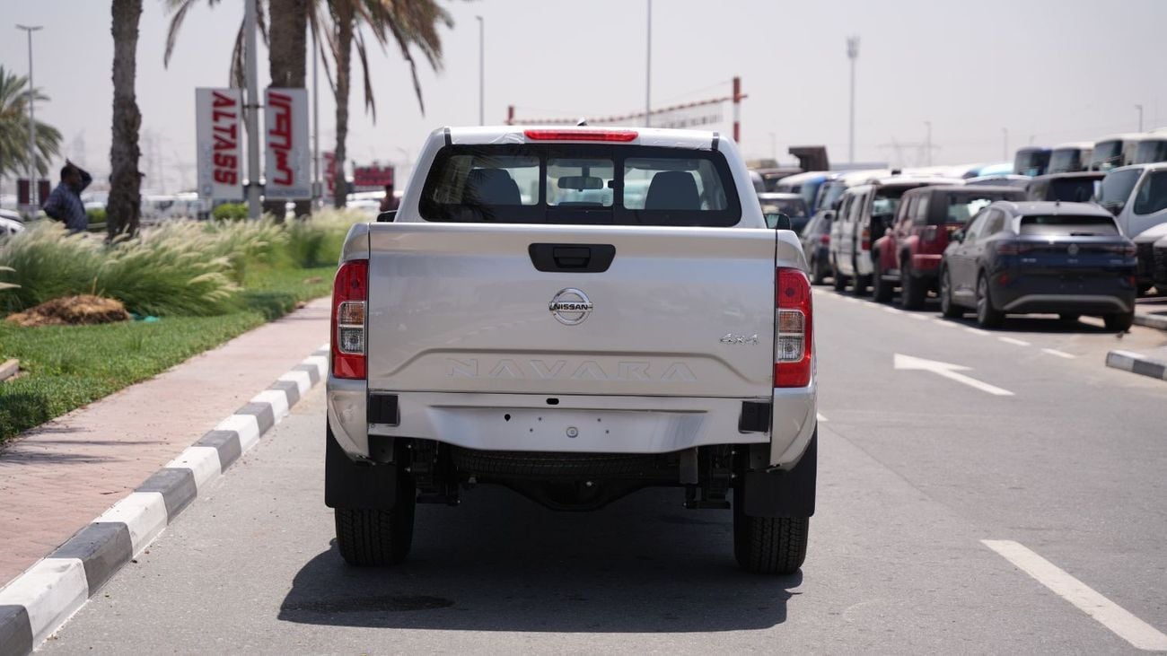 Nissan Navara Nissan Navara  2.5L 4WD Diesel XE MT DCab Plus MY-2023