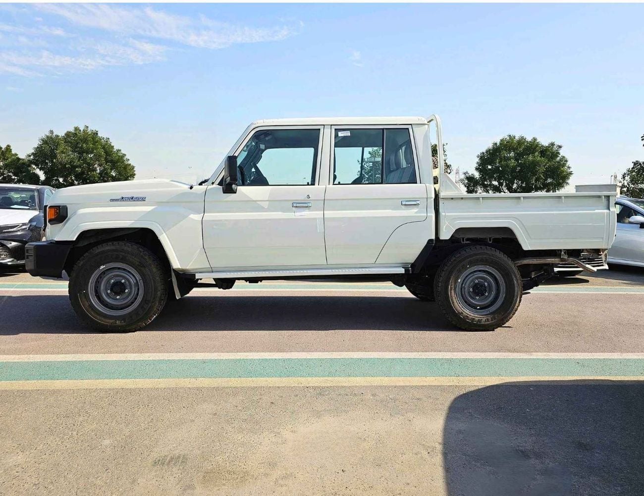 تويوتا لاند كروزر بيك آب LC79 / DOUBLE CABIN / 4.2L V6 DIESEL M/T / LEATHER SEATS / SNORKEL / MID OPTION / 4WD (CODE # 69033)