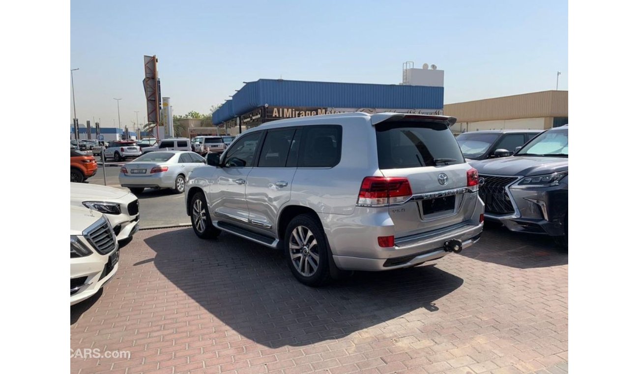 Toyota Land Cruiser VXR 5.7