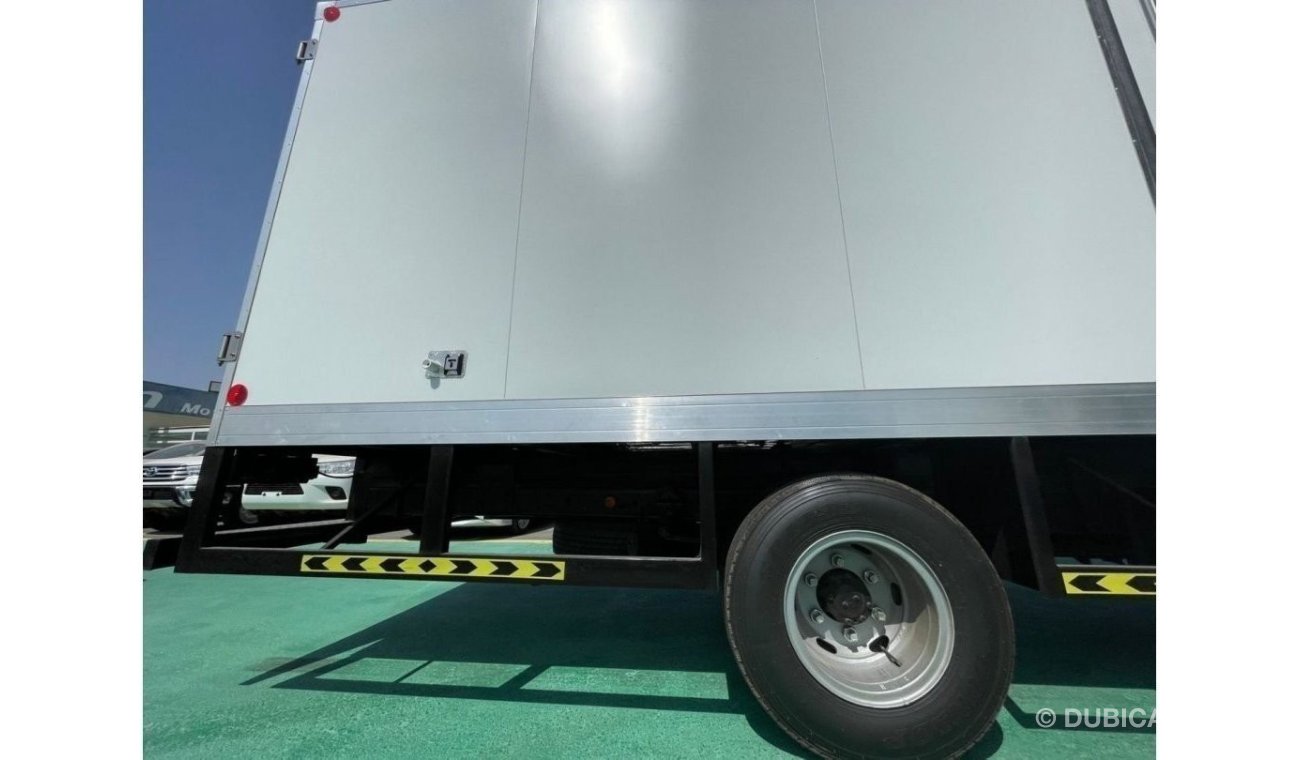 Mitsubishi Canter 4-ton dry box long chassis