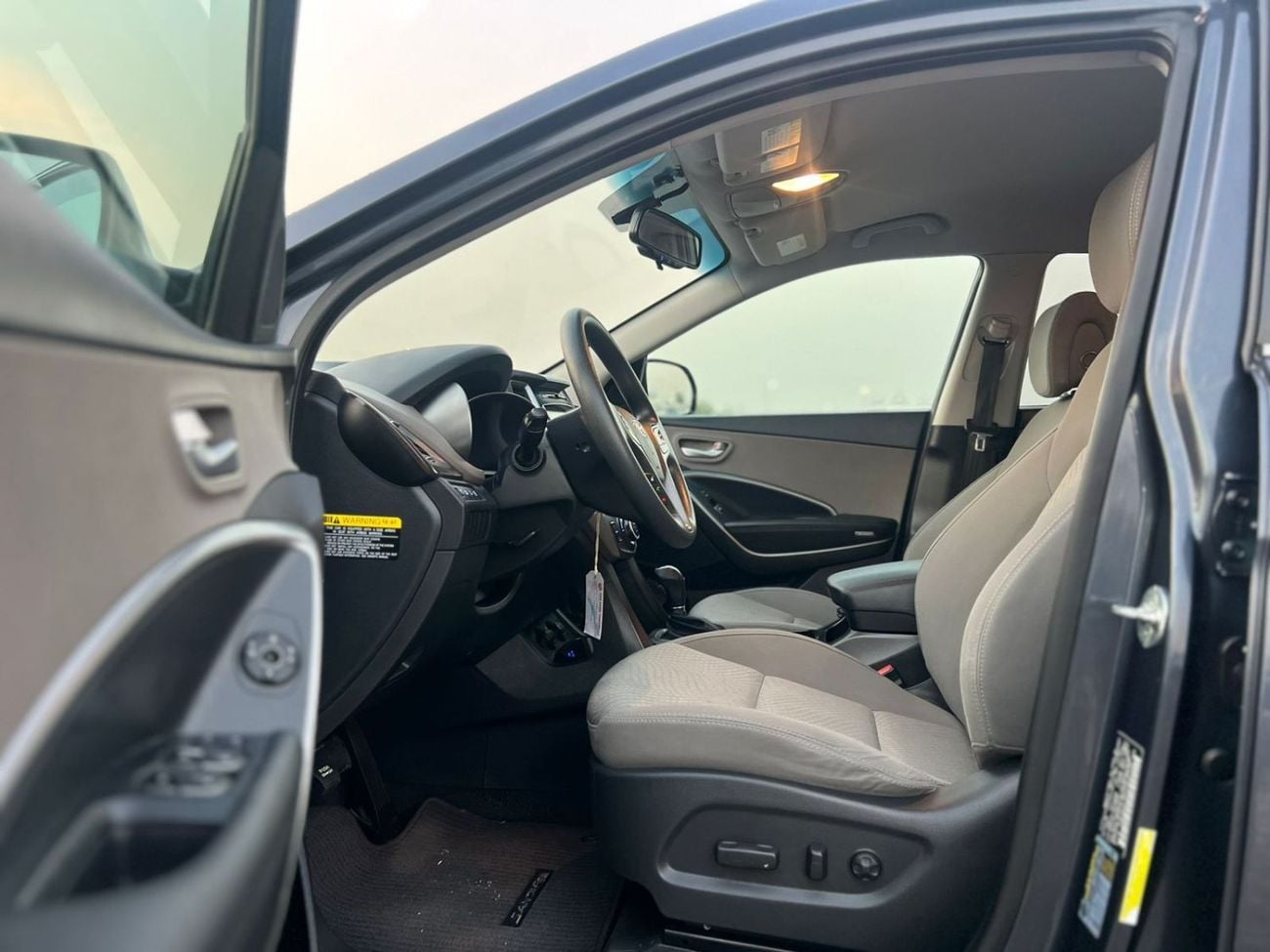 Hyundai Santa Fe STD (NON GCC) 2019 Hyundai Santa Fe - 3.3L V6 - Apple & Android Play - 7 Seater - 42000 Mileage - 41999 AED