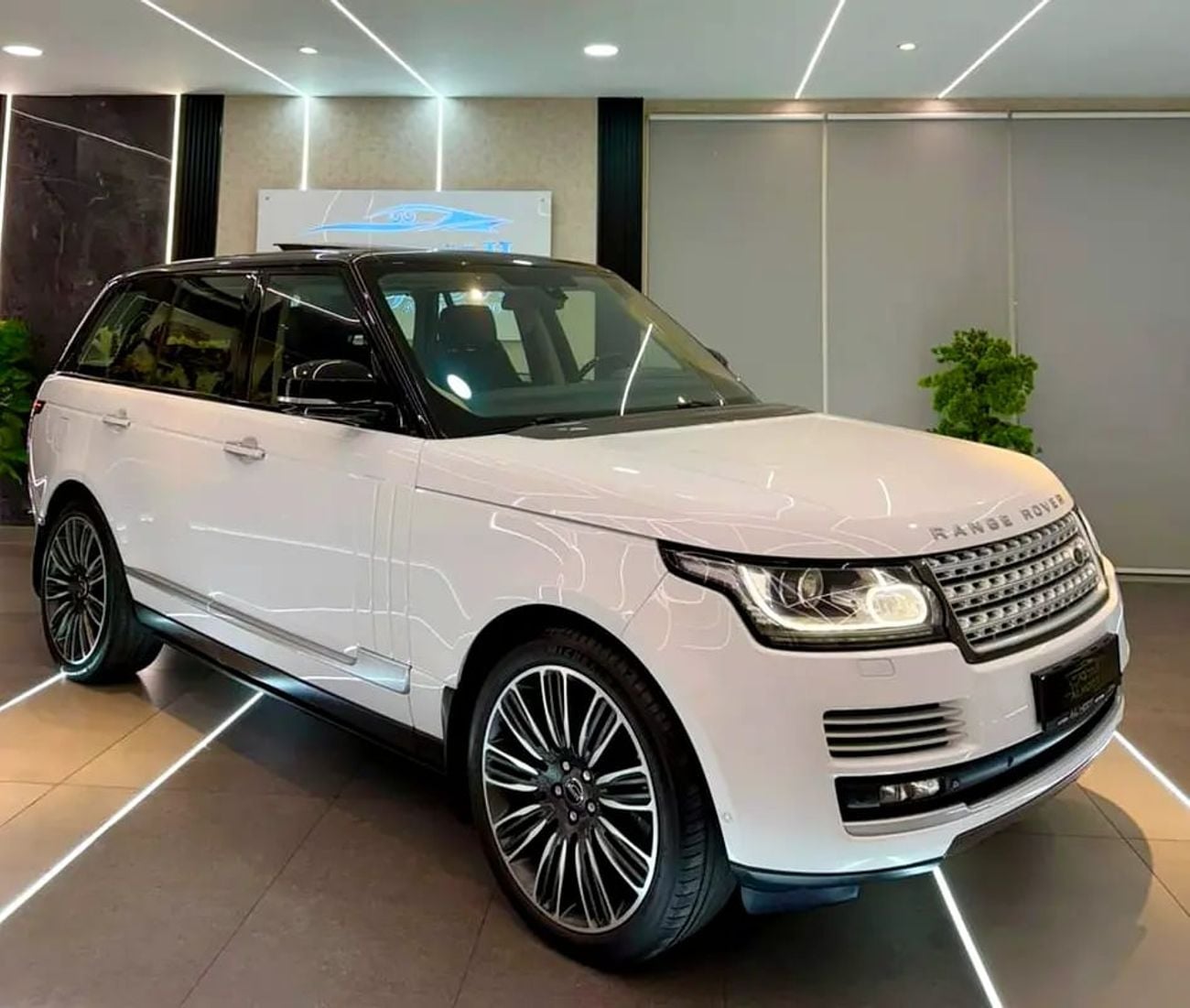 Land Rover Range Rover VOGUE SE SUPERCHARGED VOGUE V8 || GCC II FULLY LOADED || AMAZING || VERY NEAT || LOW MILEAGE