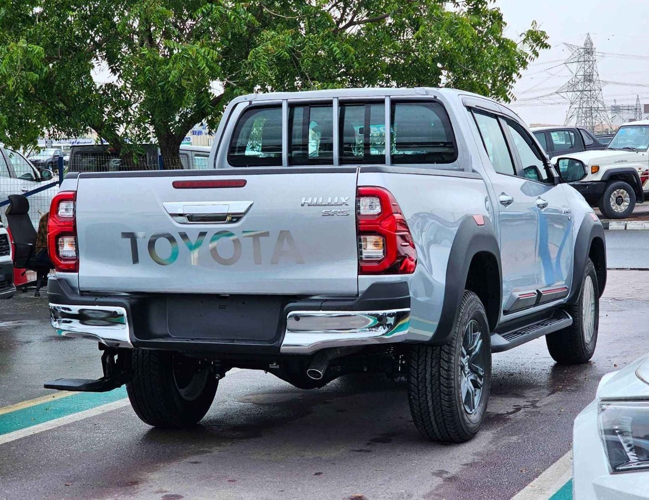 تويوتا هيلوكس SR5 TRD WOOD INTERIOR W VISOR / 4.0L PETROL V6 4WD / BLIND SPOT /REAR CHROME BUMPER / DVD+CAMERA (CO