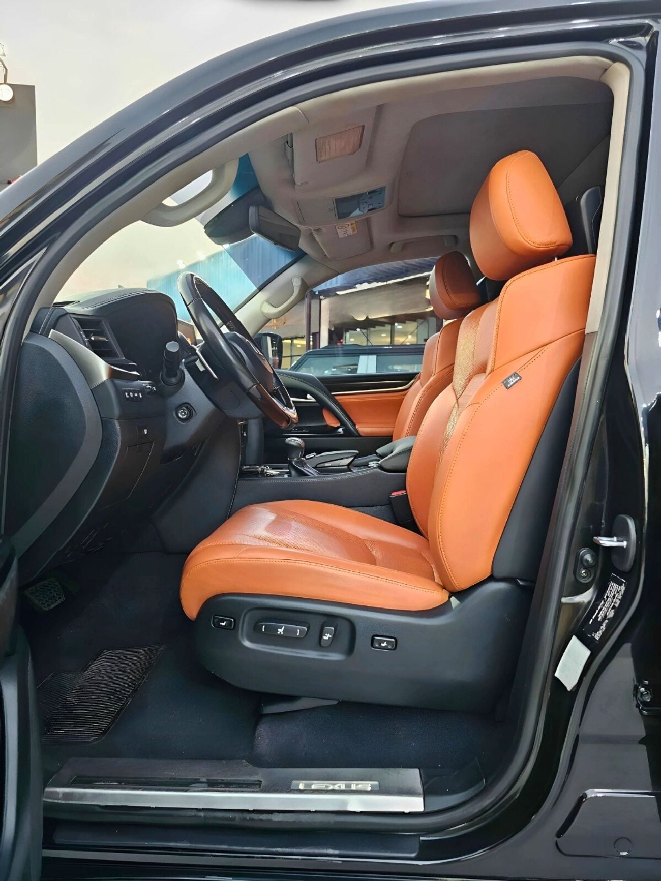 Lexus LX570 GCC/ FULL OPTION / RADAR / ZAFRAN INTERIOR/LOW MILEAGE/ EXPORT ONLY / LOT#25091