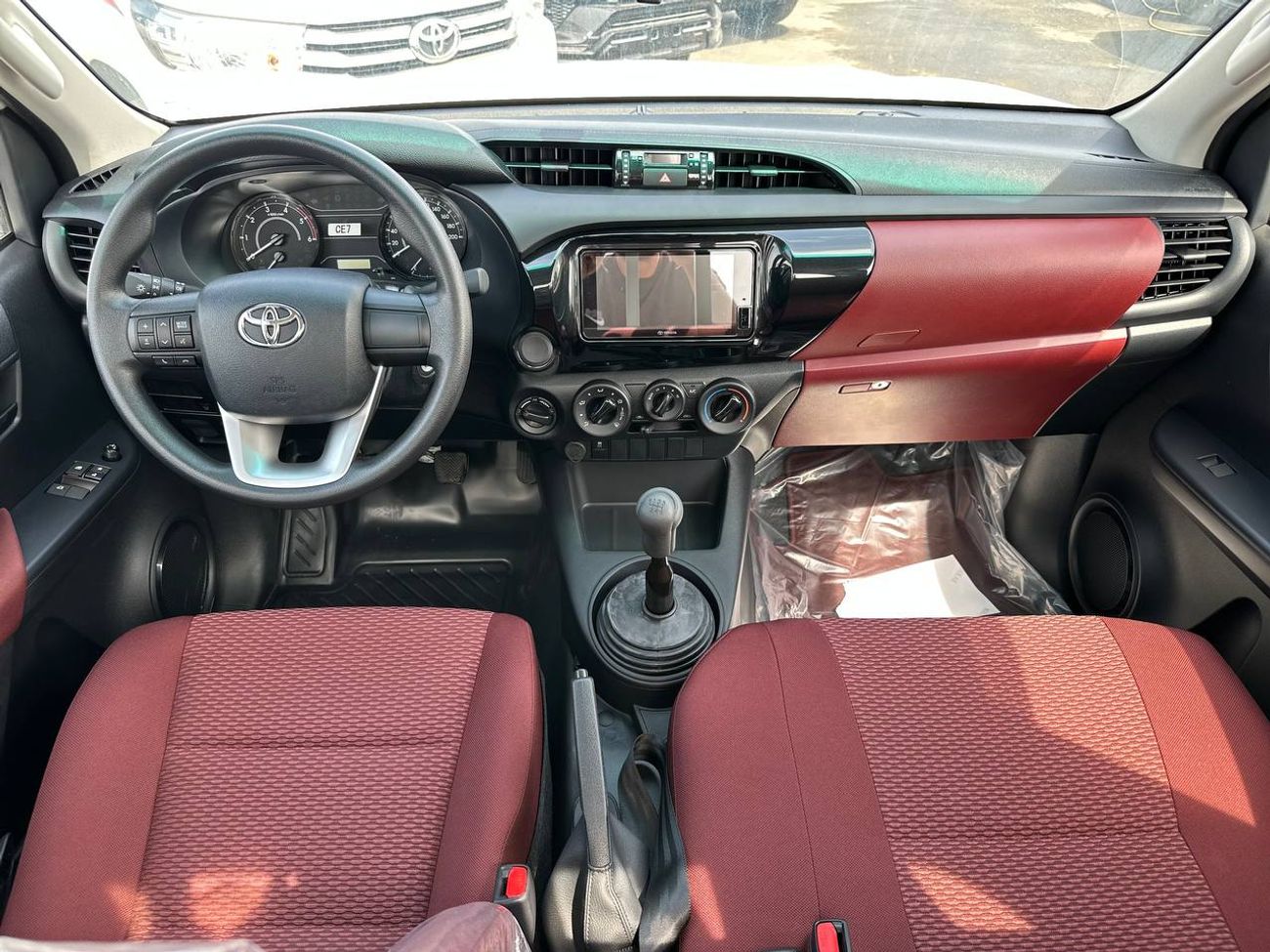 تويوتا هيلوكس سنغل كبين 2.4 لتر 4X4 ديزل ناقل حركة يدوي // 2026 // المواصفات القياسية: نوافذ كهربائية، مشغل DVD //