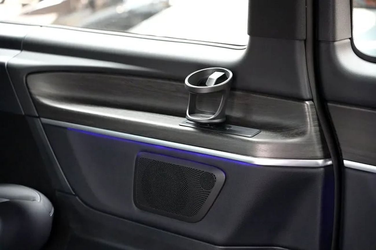 Mercedes Benz V300 V-LINE Mercede-Benz V 300 | GCC 0km | Agency Warranty | 360 View | 64 colors Ambeint Ligh