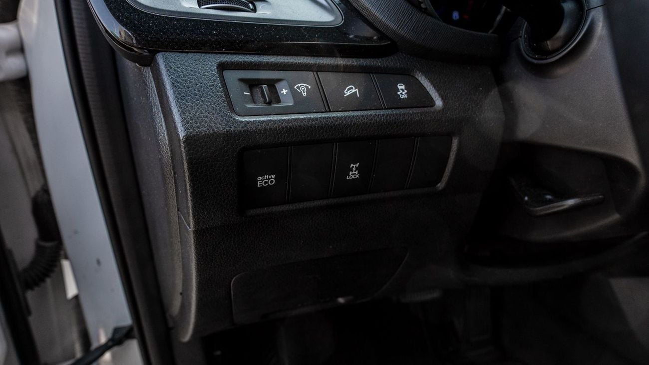 Hyundai Santa Fe 2016 Hyundai Santa Fe 3.3L AT Petrol (White)