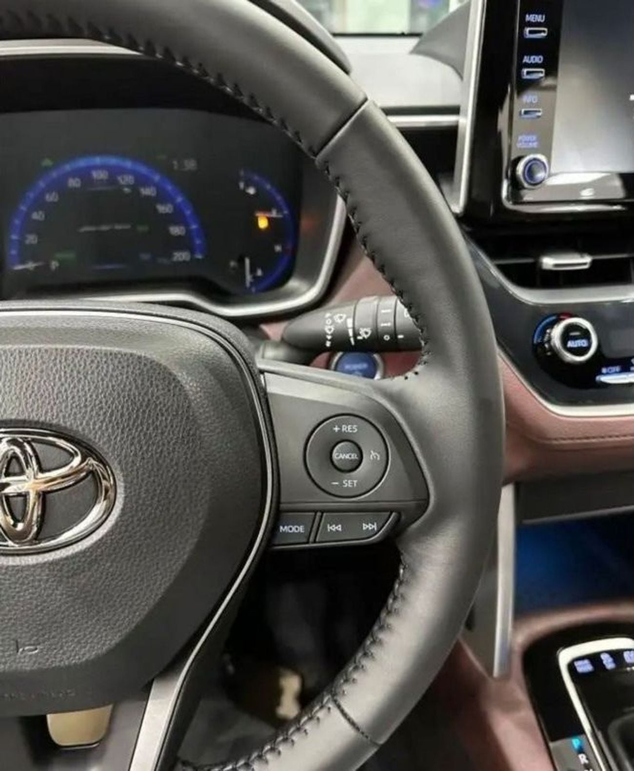 تويوتا كورولا كروس 2023 Toyota Corolla Cross 1.8L Hybrid Automatic Zero KM