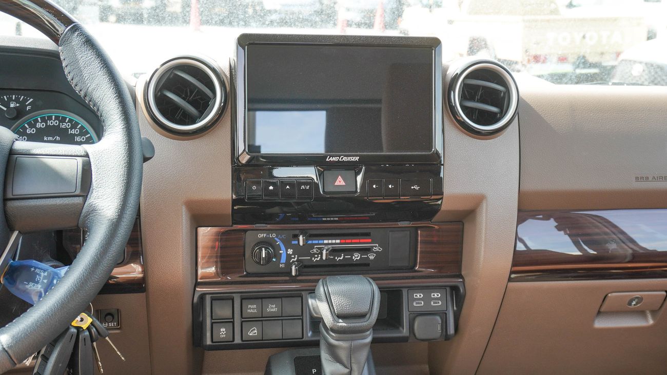 تويوتا لاند كروزر بيك آب LX 4.0L V6 A/T