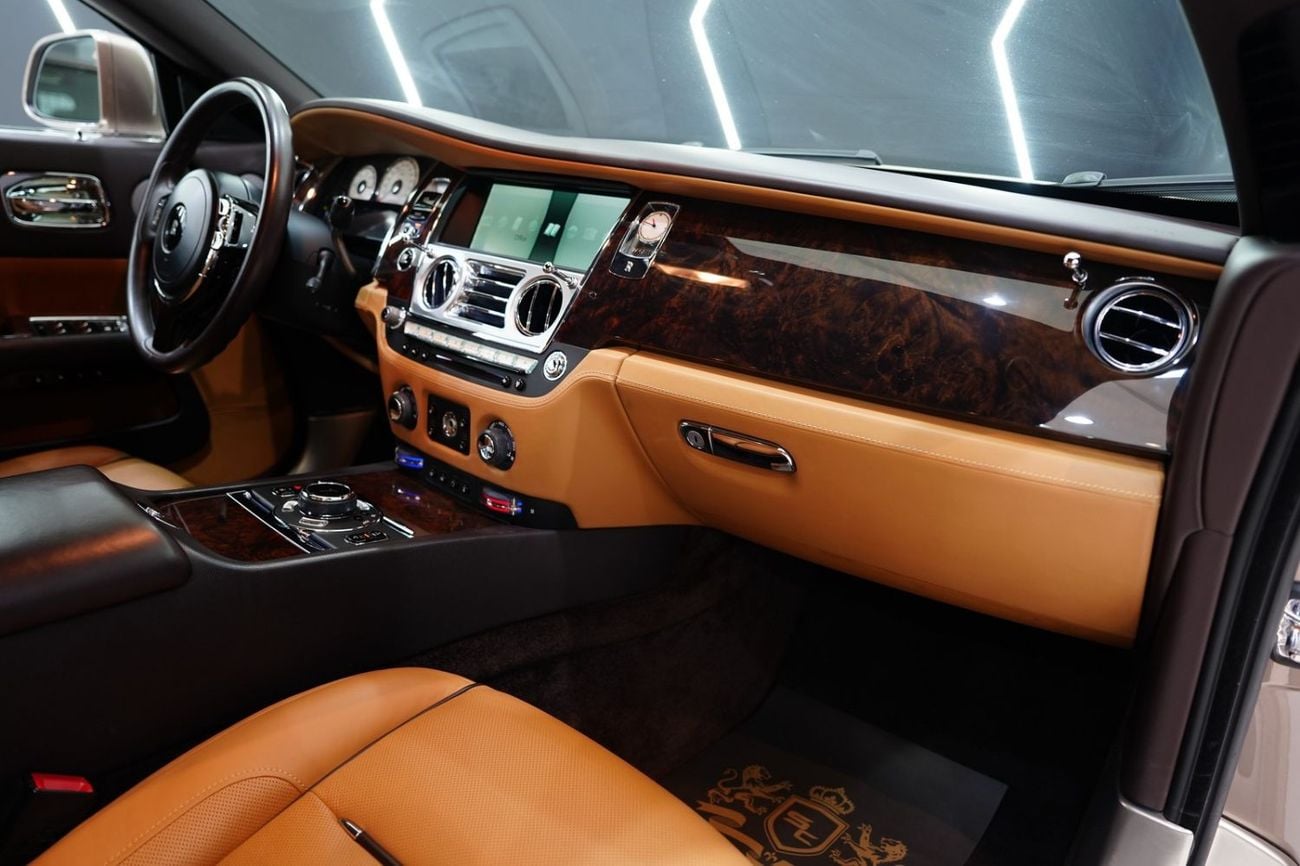 Rolls Royce Wraith STD 2016 Rolls-Royce Wraith, Upper Two-Tone, Starlight Roof, GCC Spec!!