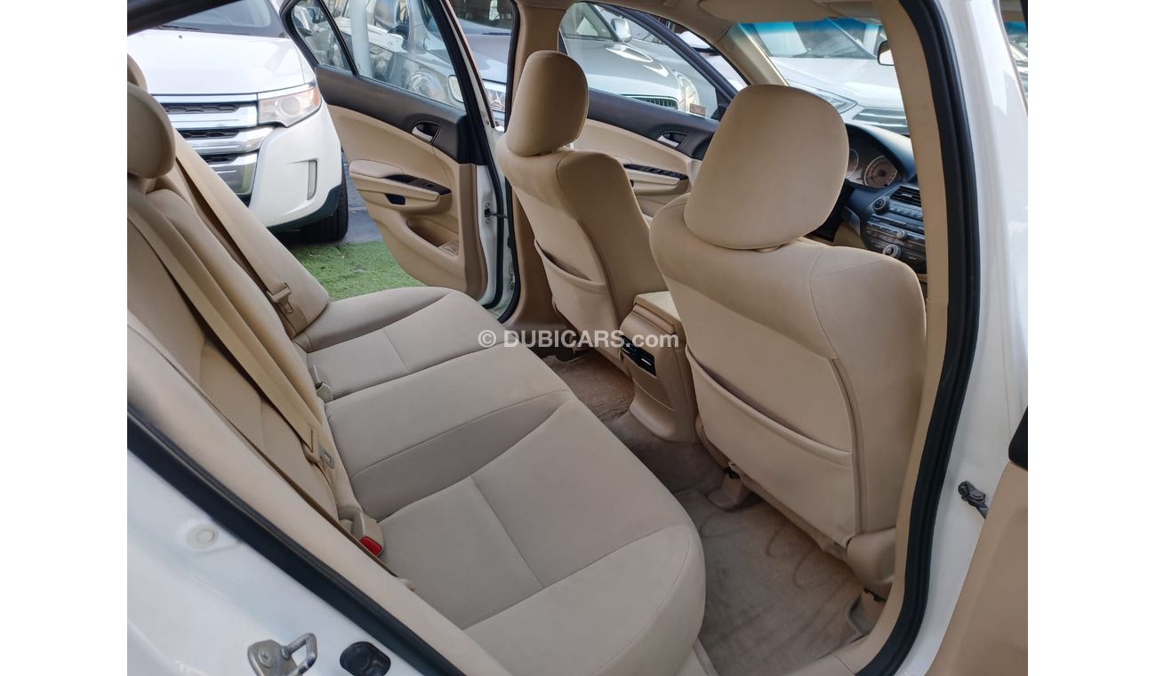 هوندا أكورد خليجى موديل 2012 مثبت سرعة تحكم رنجات حساسات بحالة ممتازة لاتحتاج لأى مصاريف