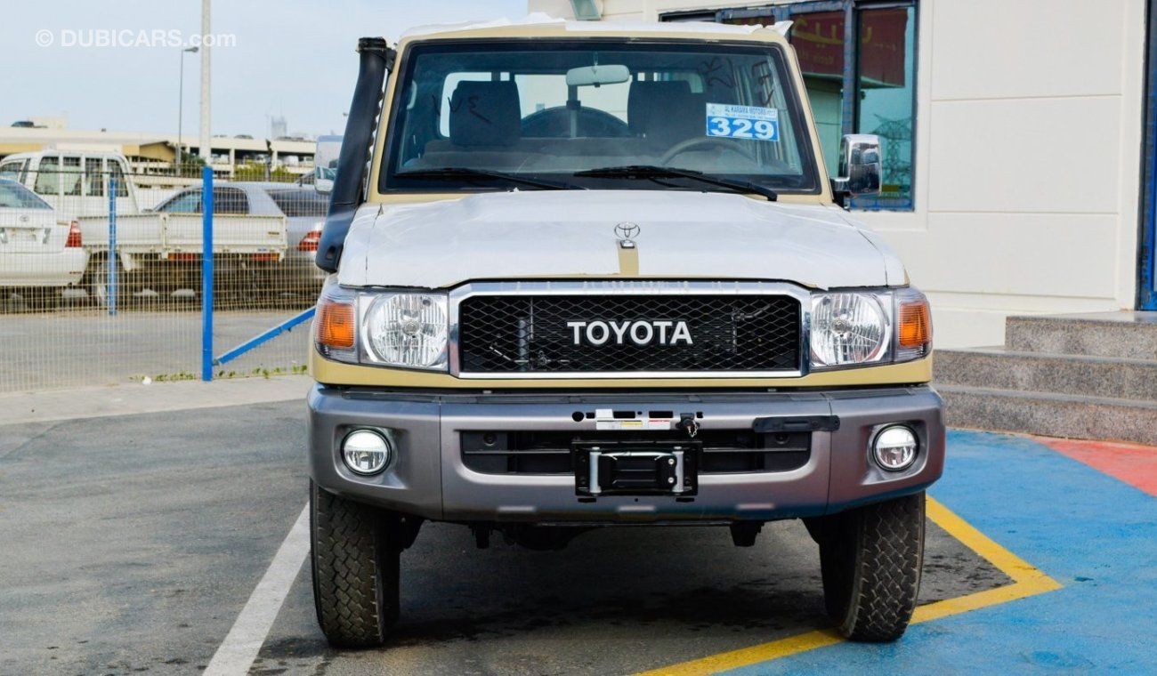 Toyota Land Cruiser Pick Up 4.0L-V6-Petrol Double Cabin-differential lock-winch-wooden interior-power window-center lock-snorkel