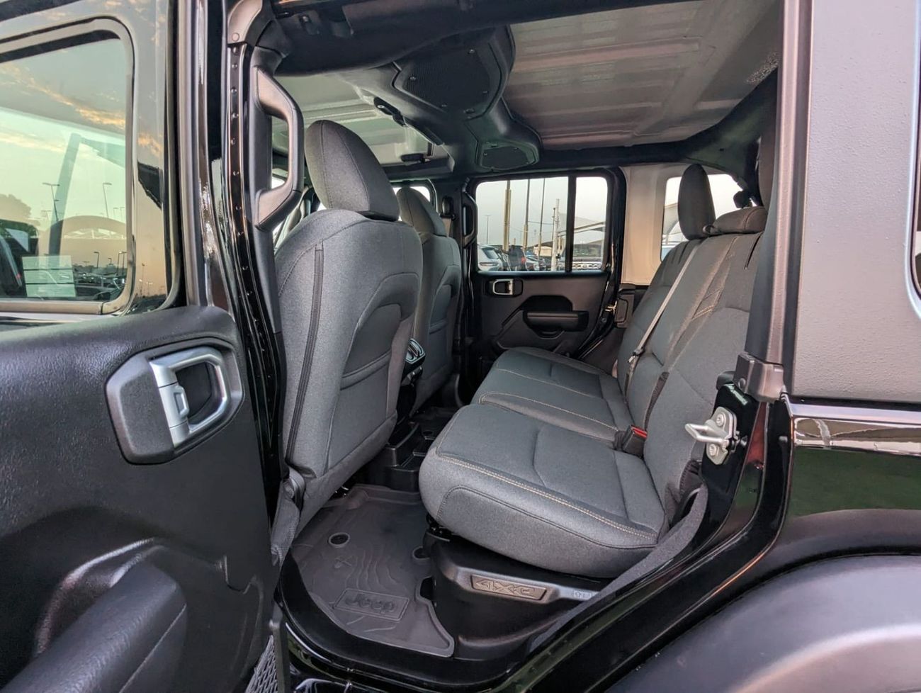 جيب رانجلر JEEP WRANGLER 2024 HYBRID 4/4 WILLYS  ALSO CHARGING WIRES AVALIBLE CAR IS CLEAN SAME LIKE  NEW ZERO