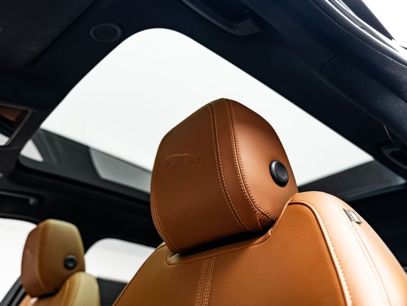 جاكوار F بيس R-Dynamic SE 2.0L